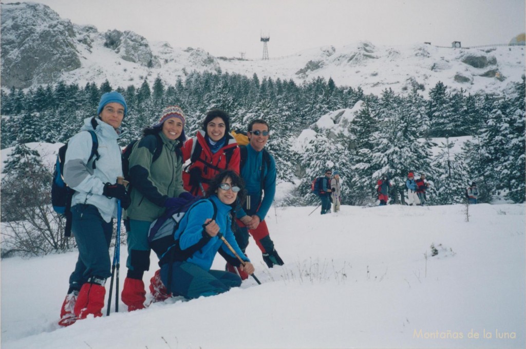 De izquierda a derecha: María, Zaida, Maite, Antonio Cuartero y abajo Gema, con el abetal y cima del Aitana detrás